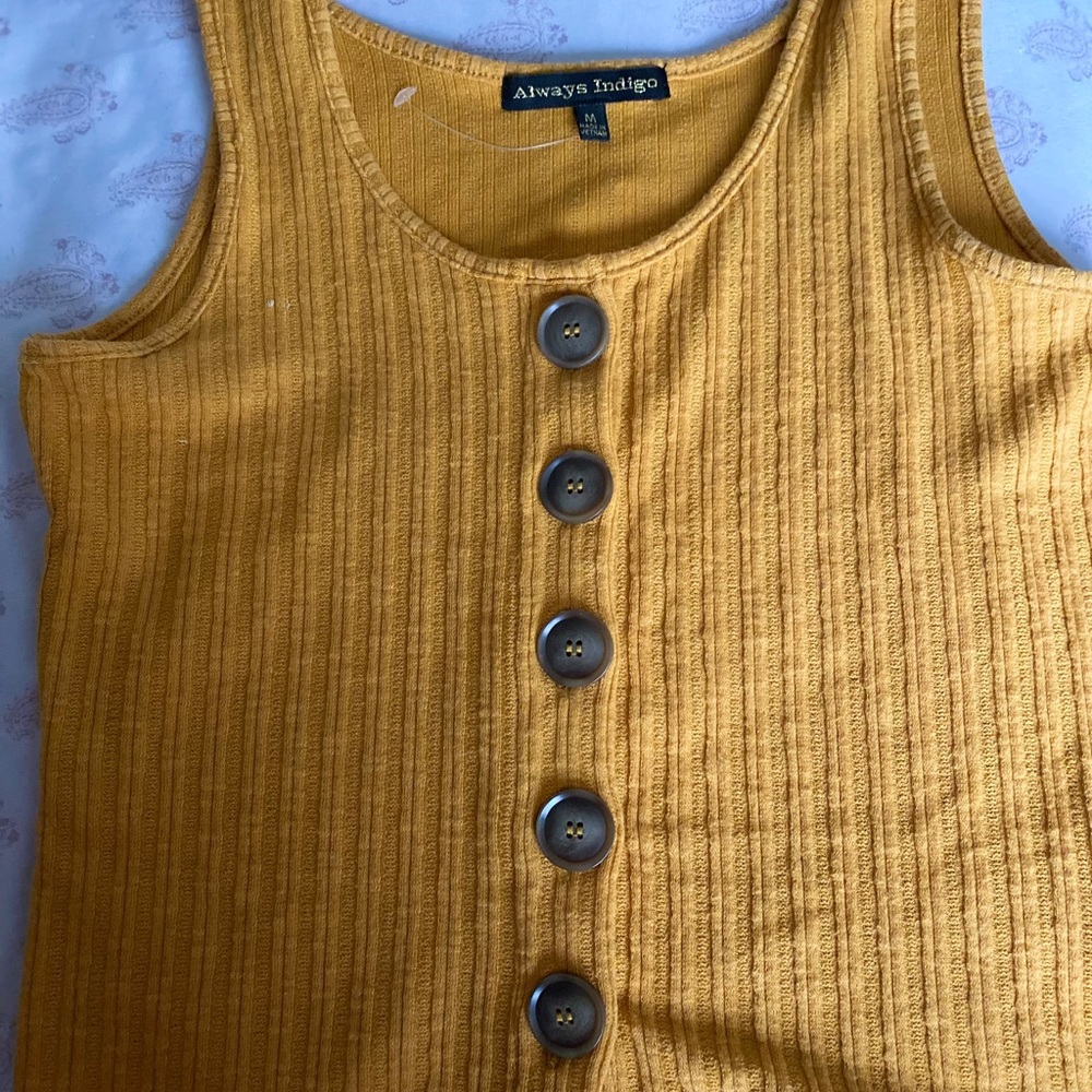 Stylish top that goes with any look - Picture 2 of 2
